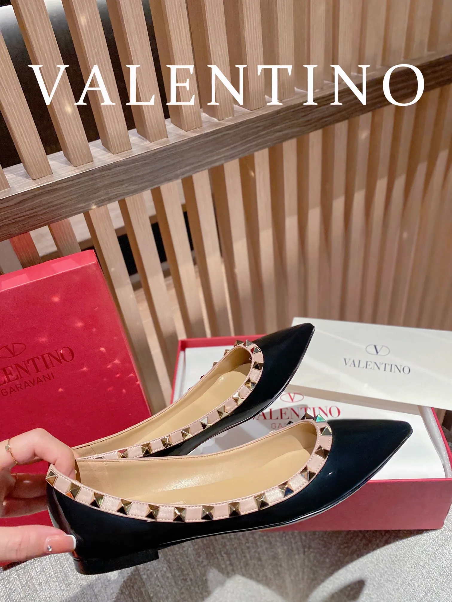 👟👟Ex-factory price 520👟👟Women's shoes, women's clothing, women's shoes, women's clothing 𝙑𝙖𝙡𝙚𝙣𝙩𝙞𝙣𝙤/Valentino𝙑𝙏 🎁Latest colors😍ʚ😊ɞ has been an Italian national treasure brand since the 1960s. Timeless and deeply rooted in people's hearts❤ Never out of date. One of the must-have items 〰 ɪɴѓᴏʀᴍᴀᴛɪᴏɴ 〰♡ There are many colors for you to choose from💝Original molded electric rivets (non-oxidized) High-end customized imported cowhide➠Mirror patent leather❗️Details in place🆚Exclusive color card💯Comfortable sheepskin lining✅Imported Italian leather outsole🇮🇹 Code number: 35-39 (34.40.41.42) additionally customized♡♡